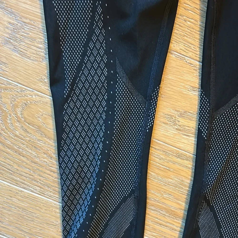 Lululemon size 4 legging black with white design